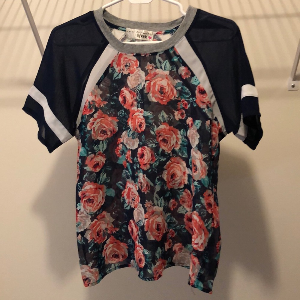 Womens medium sheer short sleeve shirt from Derek Heart